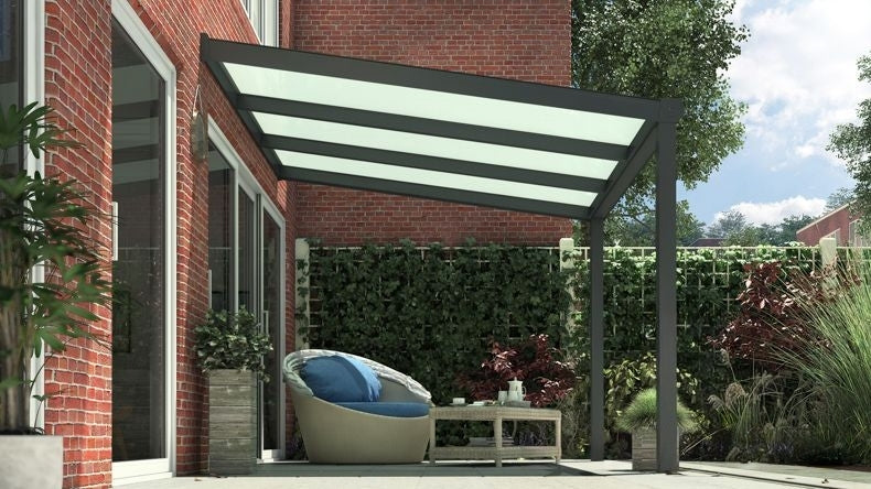 Vista laterale di una Veranda moderna antracite 7016, dimensioni 3,06 x 2,5 metri con tetto in vetro opale. Pergola/Gazebo elegante e resistente alle intemperie, ideale per spazi esterni raffinati e confortevoli, offre protezione UV ed è facile da montare.