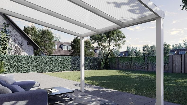Vista Inferiore di una Veranda moderna bianco 9016, dimensioni 3,06 x 2,5 metri con tetto in policarbonato opale. Pergola/Gazebo elegante e resistente alle intemperie, ideale per spazi esterni raffinati e confortevoli, offre protezione UV ed è facile da montare.