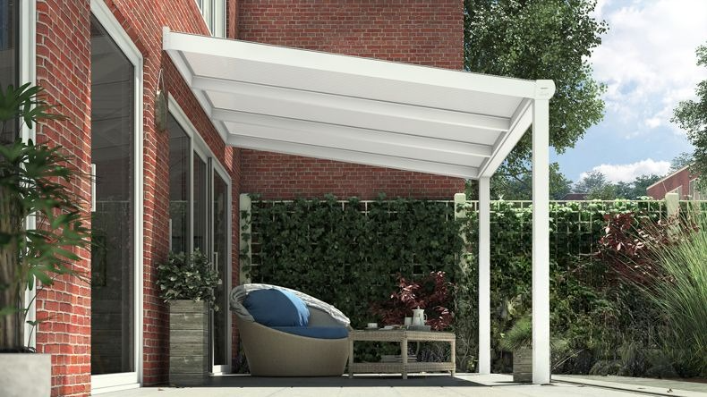 Vista laterale di una Veranda moderna bianco 9016, dimensioni 3,06 x 2,5 metri con tetto in policarbonato opale. Pergola/Gazebo elegante e resistente alle intemperie, ideale per spazi esterni raffinati e confortevoli, offre protezione UV ed è facile da montare.