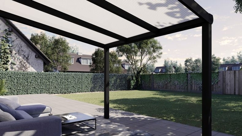 Vista Inferiore di una Veranda moderna nero 9005, dimensioni 3,06 x 3,0 metri con tetto in policarbonato opale. Pergola/Gazebo elegante e resistente alle intemperie, ideale per spazi esterni raffinati e confortevoli, offre protezione UV ed è facile da montare.