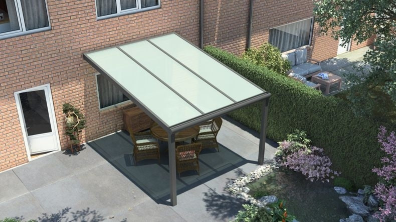 Vista dall'alto di una Veranda moderna antracite 7016, dimensioni 3,06 x 3,5 metri con tetto in vetro opale. Pergola/Gazebo elegante e resistente alle intemperie, ideale per spazi esterni raffinati e confortevoli, offre protezione UV ed è facile da montare.
