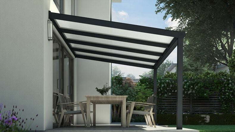 Vista laterale di una Veranda moderna nero 9005, dimensioni 4,06 x 2,5 metri con tetto in policarbonato opale. Pergola/Gazebo elegante e resistente alle intemperie, ideale per spazi esterni raffinati e confortevoli, offre protezione UV ed è facile da montare.