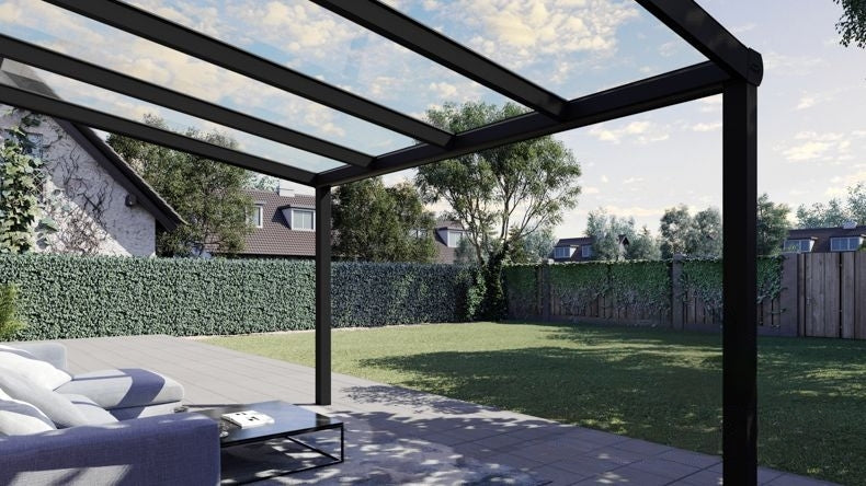 Vista tetto di una Veranda moderna nero 9005, dimensioni 5,06 x 2,5 metri con tetto in vetro trasparente. Pergola/Gazebo elegante e resistente alle intemperie, ideale per spazi esterni raffinati e confortevoli, offre protezione UV ed è facile da montare.