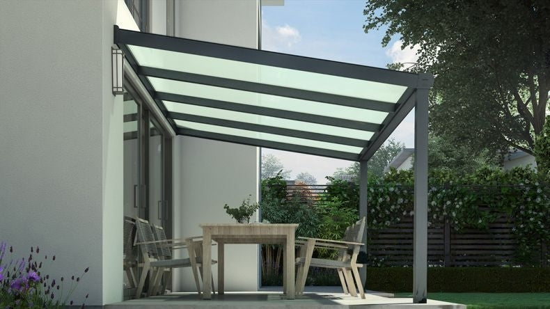 Vista laterale di una Veranda moderna antracite 7016, dimensioni 4,06 x 3,0 metri con tetto in vetro opale. Pergola/Gazebo elegante e resistente alle intemperie, ideale per spazi esterni raffinati e confortevoli, offre protezione UV ed è facile da montare.