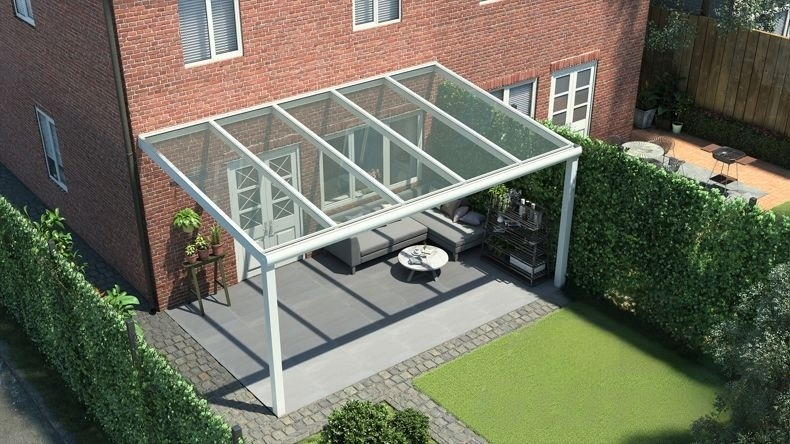 Vista dall'alto di una Veranda moderna bianco 9016, dimensioni 5,06 x 3,0 metri con tetto in vetro trasparente. Pergola/Gazebo elegante e resistente alle intemperie, ideale per spazi esterni raffinati e confortevoli, offre protezione UV ed è facile da montare.