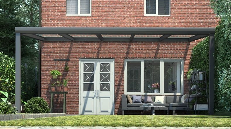 Vista Frontale di una Veranda moderna antracite 7016, dimensioni 5,06 x 3,0 metri con tetto in vetro trasparente. Pergola/Gazebo elegante e resistente alle intemperie, ideale per spazi esterni raffinati e confortevoli, offre protezione UV ed è facile da montare.