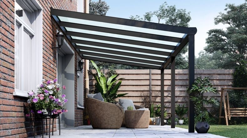 Vista laterale di una Veranda moderna nero 9005, dimensioni 6,06 x 2,5 metri con tetto in vetro opale. Pergola/Gazebo elegante e resistente alle intemperie, ideale per spazi esterni raffinati e confortevoli, offre protezione UV ed è facile da montare.