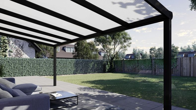 Vista Inferiore di una Veranda moderna nero 9005, dimensioni 6,06 x 3,0 metri con tetto in policarbonato opale. Pergola/Gazebo elegante e resistente alle intemperie, ideale per spazi esterni raffinati e confortevoli, offre protezione UV ed è facile da montare.