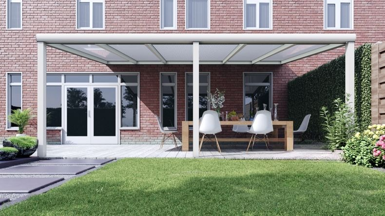 Vista Frontale di una Veranda moderna bianco 9016, dimensioni 6,06 x 3,5 metri con tetto in policarbonato opale. Pergola/Gazebo elegante e resistente alle intemperie, ideale per spazi esterni raffinati e confortevoli, offre protezione UV ed è facile da montare.