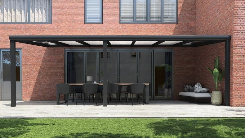 Vista Frontale di una Veranda moderna nero 9005, dimensioni 7,06 x 3,0 metri con tetto in policarbonato opale. Pergola/Gazebo elegante e resistente alle intemperie, ideale per spazi esterni raffinati e confortevoli, offre protezione UV ed è facile da montare.