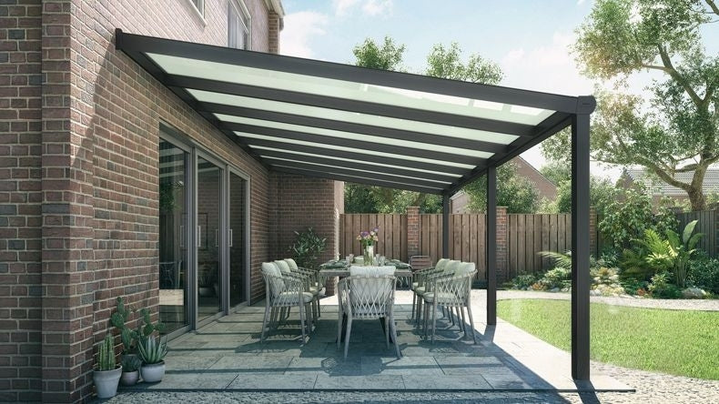 Vista laterale di una Veranda moderna nero 9005, dimensioni 7,06 x 3,5 metri con tetto in vetro opale. Pergola/Gazebo elegante e resistente alle intemperie, ideale per spazi esterni raffinati e confortevoli, offre protezione UV ed è facile da montare.