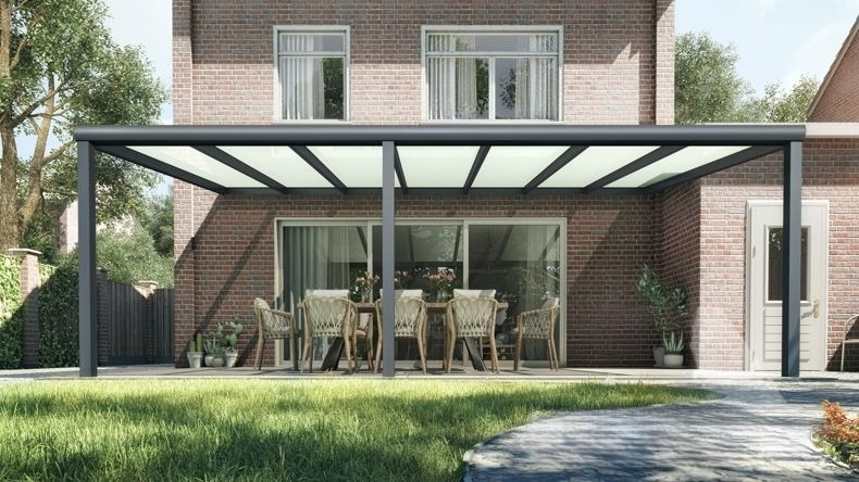 Vista Frontale di una Veranda moderna antracite 7016, dimensioni 7,06 x 4,0 metri con tetto in vetro opale. Pergola/Gazebo elegante e resistente alle intemperie, ideale per spazi esterni raffinati e confortevoli, offre protezione UV ed è facile da montare.