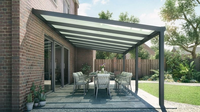 Vista laterale di una Veranda moderna antracite 7016, dimensioni 7,06 x 4,0 metri con tetto in vetro opale. Pergola/Gazebo elegante e resistente alle intemperie, ideale per spazi esterni raffinati e confortevoli, offre protezione UV ed è facile da montare.