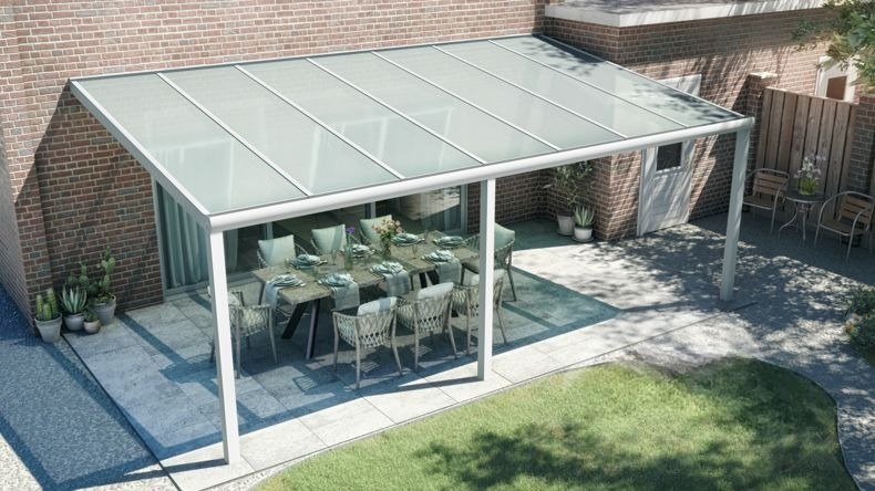 Vista dall'alto di una Veranda moderna bianco 9016, dimensioni 7,06 x 4,0 metri con tetto in vetro opale. Pergola/Gazebo elegante e resistente alle intemperie, ideale per spazi esterni raffinati e confortevoli, offre protezione UV ed è facile da montare.