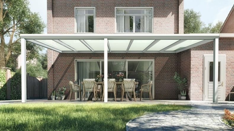 Vista Frontale di una Veranda moderna bianco 9016, dimensioni 7,06 x 4,0 metri con tetto in vetro opale. Pergola/Gazebo elegante e resistente alle intemperie, ideale per spazi esterni raffinati e confortevoli, offre protezione UV ed è facile da montare.