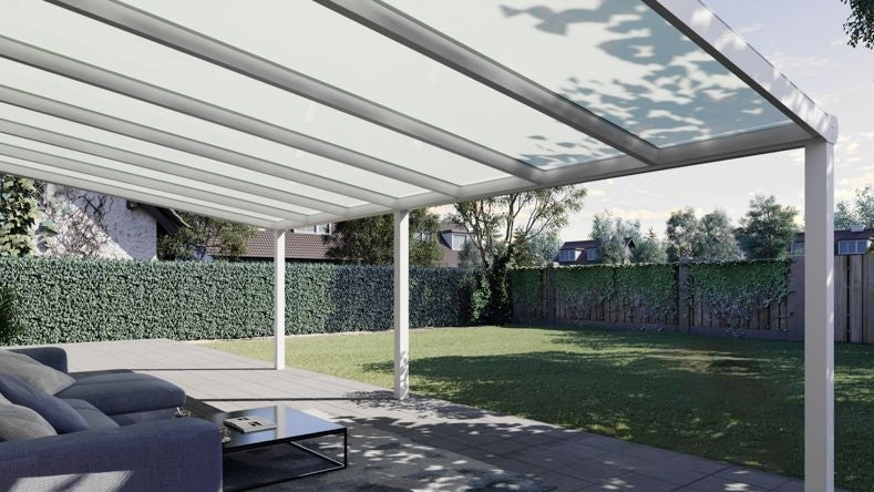 Vista Inferiore di una Veranda moderna bianco 9016, dimensioni 7,06 x 4,0 metri con tetto in vetro opale. Pergola/Gazebo elegante e resistente alle intemperie, ideale per spazi esterni raffinati e confortevoli, offre protezione UV ed è facile da montare.