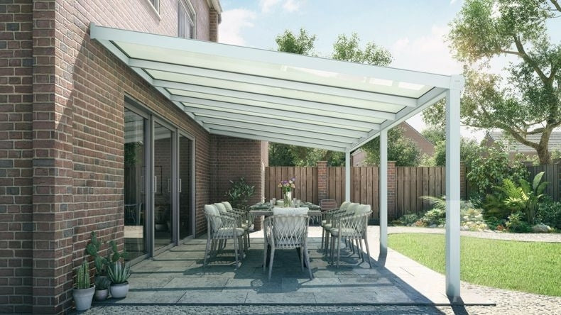 Vista laterale di una Veranda moderna bianco 9016, dimensioni 7,06 x 4,0 metri con tetto in vetro opale. Pergola/Gazebo elegante e resistente alle intemperie, ideale per spazi esterni raffinati e confortevoli, offre protezione UV ed è facile da montare.