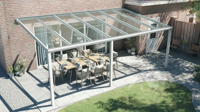 Vista dall'alto di una Veranda moderna bianco 9016, dimensioni 7,06 x 4,0 metri con tetto in vetro trasparente. Pergola/Gazebo elegante e resistente alle intemperie, ideale per spazi esterni raffinati e confortevoli, offre protezione UV ed è facile da montare.