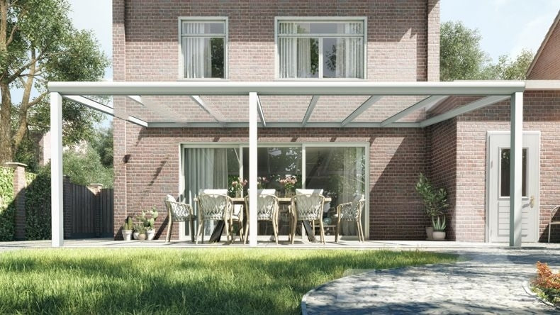 Vista Frontale di una Veranda moderna bianco 9016, dimensioni 7,06 x 4,0 metri con tetto in vetro trasparente. Pergola/Gazebo elegante e resistente alle intemperie, ideale per spazi esterni raffinati e confortevoli, offre protezione UV ed è facile da montare.