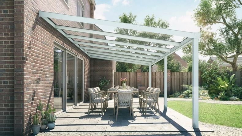 Vista laterale di una Veranda moderna bianco 9016, dimensioni 7,06 x 4,0 metri con tetto in vetro trasparente. Pergola/Gazebo elegante e resistente alle intemperie, ideale per spazi esterni raffinati e confortevoli, offre protezione UV ed è facile da montare.