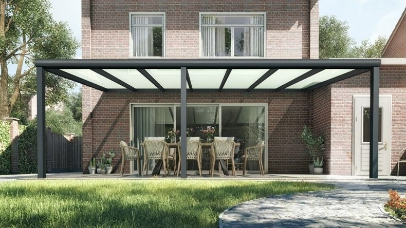 Vista Frontale di una Veranda moderna nero 9005, dimensioni 7,06 x 4,0 metri con tetto in vetro opale. Pergola/Gazebo elegante e resistente alle intemperie, ideale per spazi esterni raffinati e confortevoli, offre protezione UV ed è facile da montare.