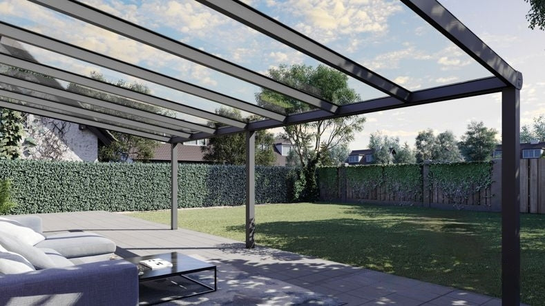 Vista Inferiore di una Veranda moderna antracite 7016, dimensioni 7,06 x 4,0 metri con tetto in vetro trasparente. Pergola/Gazebo elegante e resistente alle intemperie, ideale per spazi esterni raffinati e confortevoli, offre protezione UV ed è facile da montare.
