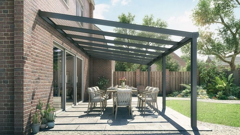 Vista laterale di una Veranda moderna antracite 7016, dimensioni 7,06 x 4,0 metri con tetto in vetro trasparente. Pergola/Gazebo elegante e resistente alle intemperie, ideale per spazi esterni raffinati e confortevoli, offre protezione UV ed è facile da montare.