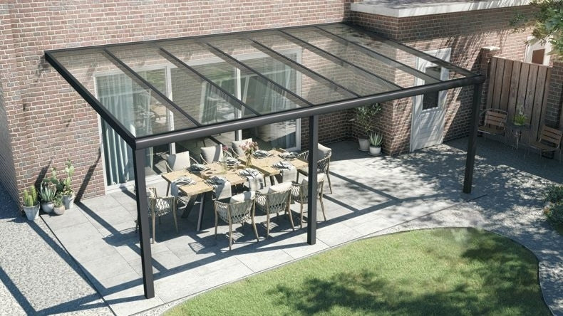 Vista dall'alto di una Veranda moderna nero 9005, dimensioni 7,06 x 4,0 metri con tetto in vetro trasparente. Pergola/Gazebo elegante e resistente alle intemperie, ideale per spazi esterni raffinati e confortevoli, offre protezione UV ed è facile da montare.