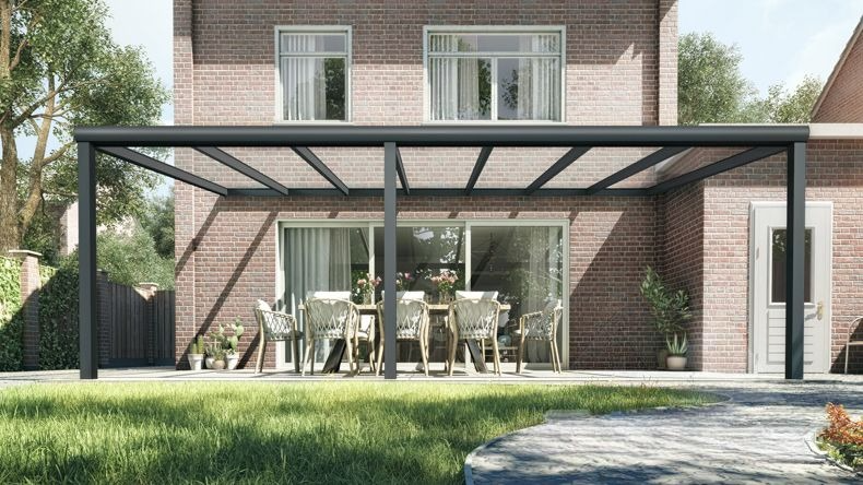 Vista Frontale di una Veranda moderna nero 9005, dimensioni 7,06 x 4,0 metri con tetto in vetro trasparente. Pergola/Gazebo elegante e resistente alle intemperie, ideale per spazi esterni raffinati e confortevoli, offre protezione UV ed è facile da montare.