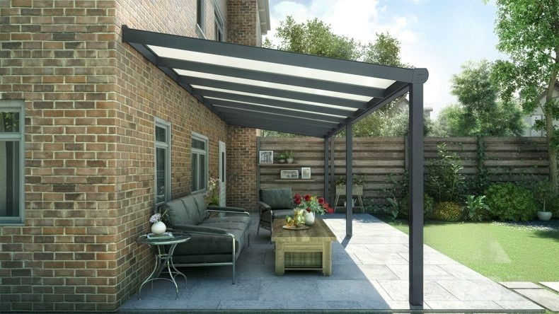 Vista laterale di una Veranda moderna antracite 7016, dimensioni 8,06 x 2,5 metri con tetto in policarbonato opale. Pergola/Gazebo elegante e resistente alle intemperie, ideale per spazi esterni raffinati e confortevoli, offre protezione UV ed è facile da montare.