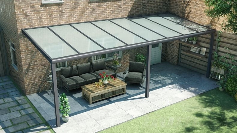 Vista dall'alto di una Veranda moderna antracite 7016, dimensioni 8,06 x 3,0 metri con tetto in vetro opale. Pergola/Gazebo elegante e resistente alle intemperie, ideale per spazi esterni raffinati e confortevoli, offre protezione UV ed è facile da montare.