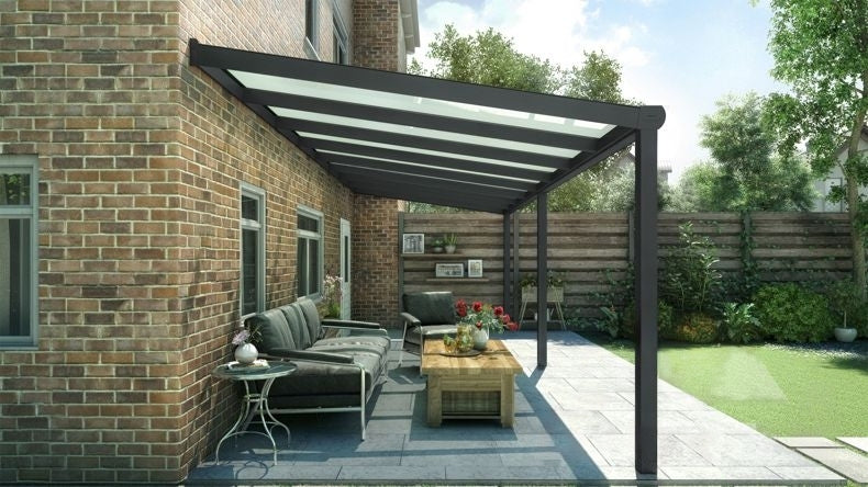 Vista laterale di una Veranda moderna nero 9005, dimensioni 8,06 x 3,0 metri con tetto in vetro opale. Pergola/Gazebo elegante e resistente alle intemperie, ideale per spazi esterni raffinati e confortevoli, offre protezione UV ed è facile da montare.