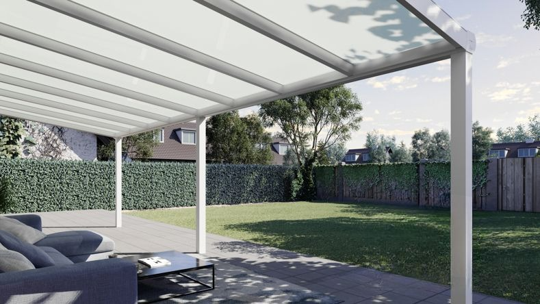 Vista Inferiore di una Veranda moderna bianco 9016, dimensioni 8,06 x 3,0 metri con tetto in vetro opale. Pergola/Gazebo elegante e resistente alle intemperie, ideale per spazi esterni raffinati e confortevoli, offre protezione UV ed è facile da montare.