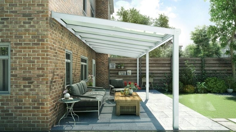Vista laterale di una Veranda moderna bianco 9016, dimensioni 8,06 x 3,0 metri con tetto in vetro opale. Pergola/Gazebo elegante e resistente alle intemperie, ideale per spazi esterni raffinati e confortevoli, offre protezione UV ed è facile da montare.