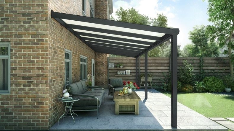 Vista laterale di una Veranda moderna nero 9005, dimensioni 8,06 x 3,0 metri con tetto in policarbonato opale. Pergola/Gazebo elegante e resistente alle intemperie, ideale per spazi esterni raffinati e confortevoli, offre protezione UV ed è facile da montare.
