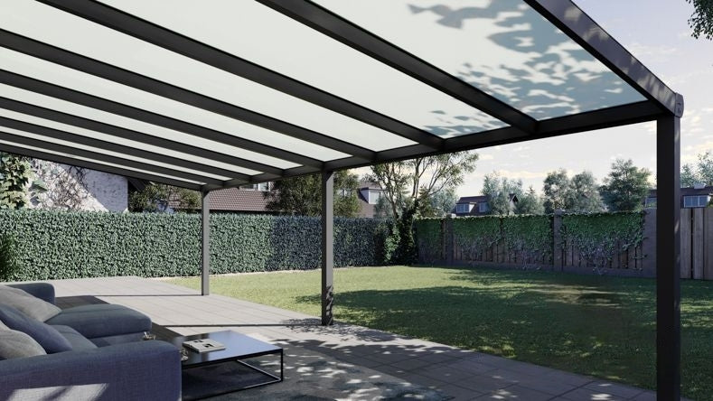 Vista Inferiore di una Veranda moderna antracite 7016, dimensioni 8,06 x 3,5 metri con tetto in vetro opale. Pergola/Gazebo elegante e resistente alle intemperie, ideale per spazi esterni raffinati e confortevoli, offre protezione UV ed è facile da montare.