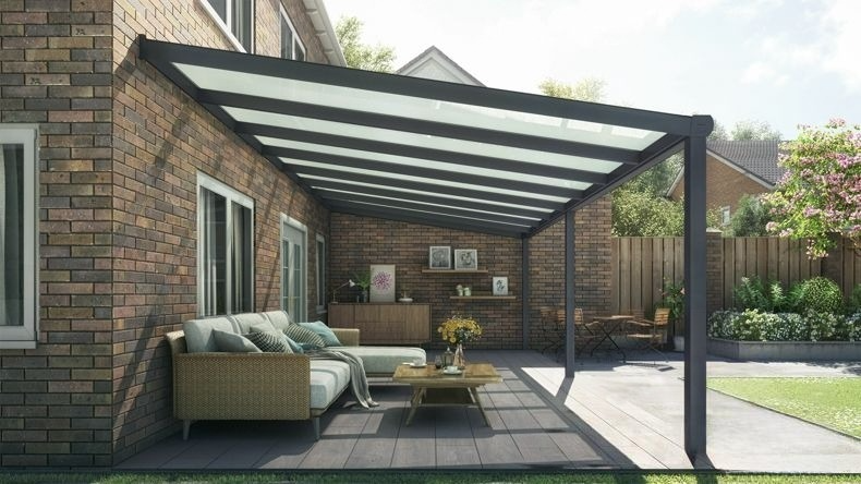Vista laterale di una Veranda moderna antracite 7016, dimensioni 8,06 x 3,5 metri con tetto in vetro opale. Pergola/Gazebo elegante e resistente alle intemperie, ideale per spazi esterni raffinati e confortevoli, offre protezione UV ed è facile da montare.