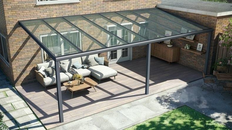 Vista dall'alto di una Veranda moderna antracite 7016, dimensioni 8,06 x 3,5 metri con tetto in vetro trasparente. Pergola/Gazebo elegante e resistente alle intemperie, ideale per spazi esterni raffinati e confortevoli, offre protezione UV ed è facile da montare.