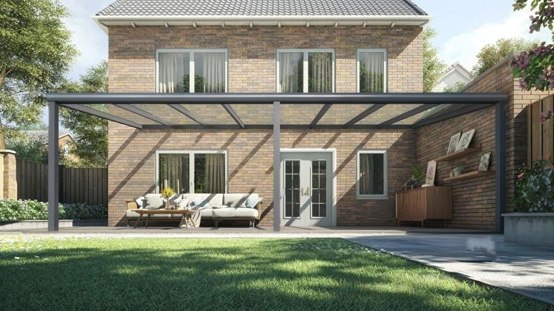 Vista Frontale di una Veranda moderna antracite 7016, dimensioni 8,06 x 3,5 metri con tetto in vetro trasparente. Pergola/Gazebo elegante e resistente alle intemperie, ideale per spazi esterni raffinati e confortevoli, offre protezione UV ed è facile da montare.