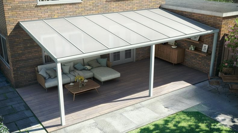 Vista dall'alto di una Veranda moderna bianco 9016, dimensioni 8,06 x 3,5 metri con tetto in policarbonato opale. Pergola/Gazebo elegante e resistente alle intemperie, ideale per spazi esterni raffinati e confortevoli, offre protezione UV ed è facile da montare.