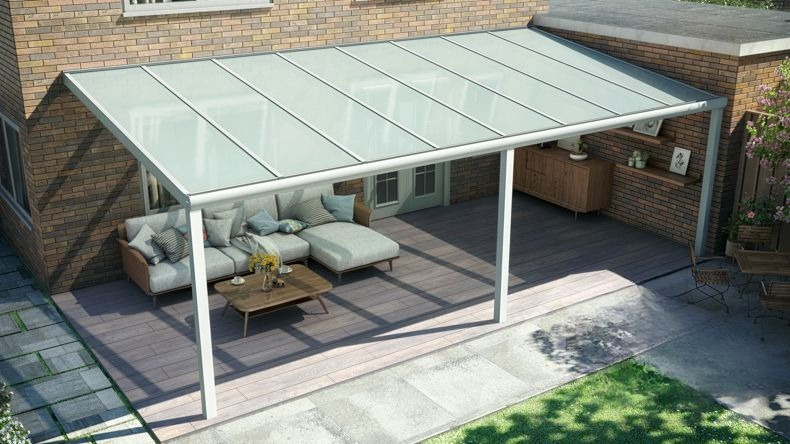 Vista dall'alto di una Veranda moderna bianco 9016, dimensioni 8,06 x 3,5 metri con tetto in vetro opale. Pergola/Gazebo elegante e resistente alle intemperie, ideale per spazi esterni raffinati e confortevoli, offre protezione UV ed è facile da montare.