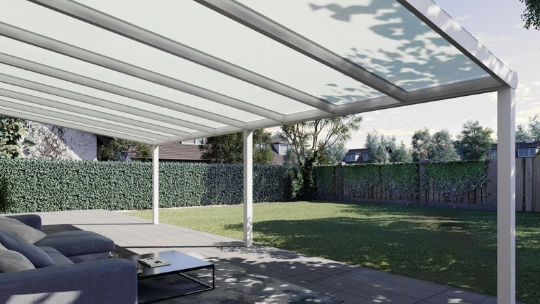 Vista Inferiore di una Veranda moderna bianco 9016, dimensioni 8,06 x 3,5 metri con tetto in vetro opale. Pergola/Gazebo elegante e resistente alle intemperie, ideale per spazi esterni raffinati e confortevoli, offre protezione UV ed è facile da montare.