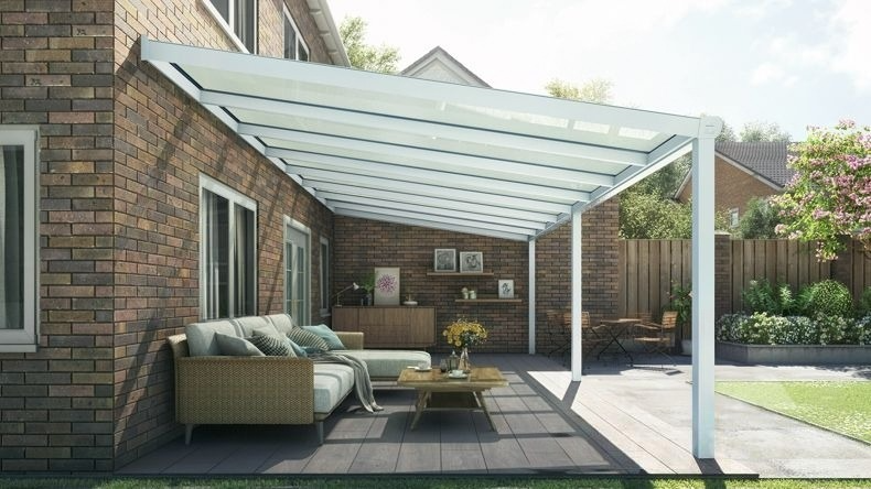 Vista laterale di una Veranda moderna bianco 9016, dimensioni 8,06 x 3,5 metri con tetto in vetro opale. Pergola/Gazebo elegante e resistente alle intemperie, ideale per spazi esterni raffinati e confortevoli, offre protezione UV ed è facile da montare.