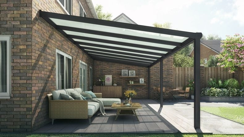 Vista laterale di una Veranda moderna nero 9005, dimensioni 8,06 x 3,5 metri con tetto in vetro opale. Pergola/Gazebo elegante e resistente alle intemperie, ideale per spazi esterni raffinati e confortevoli, offre protezione UV ed è facile da montare.