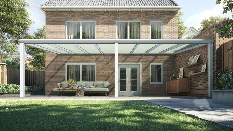 Vista Frontale di una Veranda moderna bianco 9016, dimensioni 8,06 x 4,0 metri con tetto in vetro opale. Pergola/Gazebo elegante e resistente alle intemperie, ideale per spazi esterni raffinati e confortevoli, offre protezione UV ed è facile da montare.