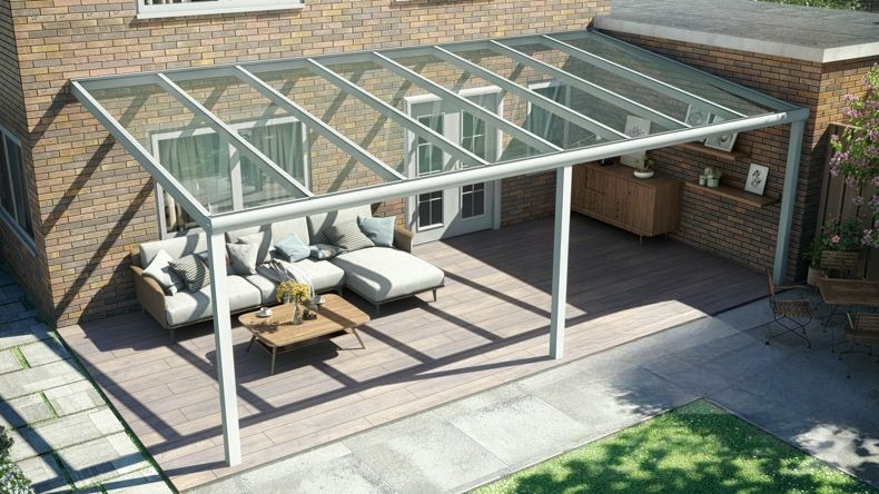 Vista dall'alto di una Veranda moderna bianco 9016, dimensioni 8,06 x 4,0 metri con tetto in vetro trasparente. Pergola/Gazebo elegante e resistente alle intemperie, ideale per spazi esterni raffinati e confortevoli, offre protezione UV ed è facile da montare.