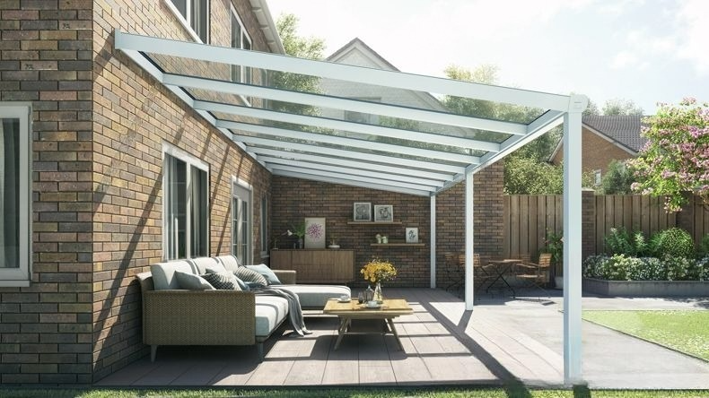 Vista laterale di una Veranda moderna bianco 9016, dimensioni 8,06 x 4,0 metri con tetto in vetro trasparente. Pergola/Gazebo elegante e resistente alle intemperie, ideale per spazi esterni raffinati e confortevoli, offre protezione UV ed è facile da montare.