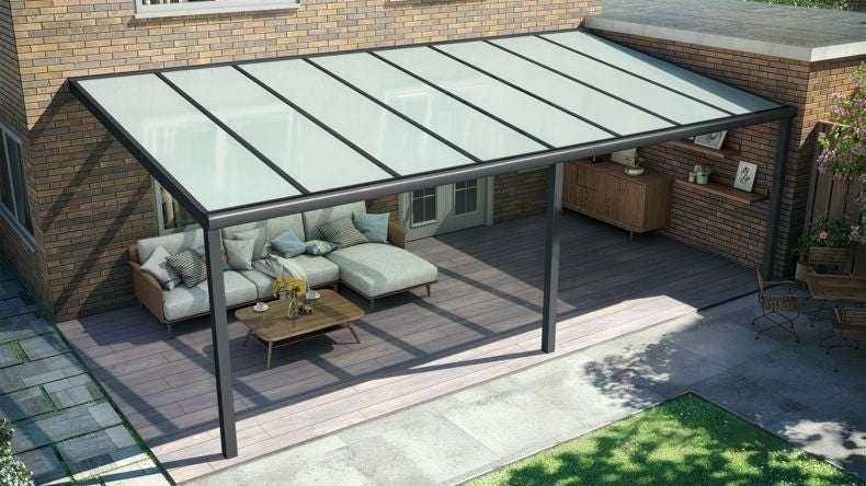 Vista dall'alto di una Veranda moderna nero 9005, dimensioni 8,06 x 4,0 metri con tetto in vetro opale. Pergola/Gazebo elegante e resistente alle intemperie, ideale per spazi esterni raffinati e confortevoli, offre protezione UV ed è facile da montare.