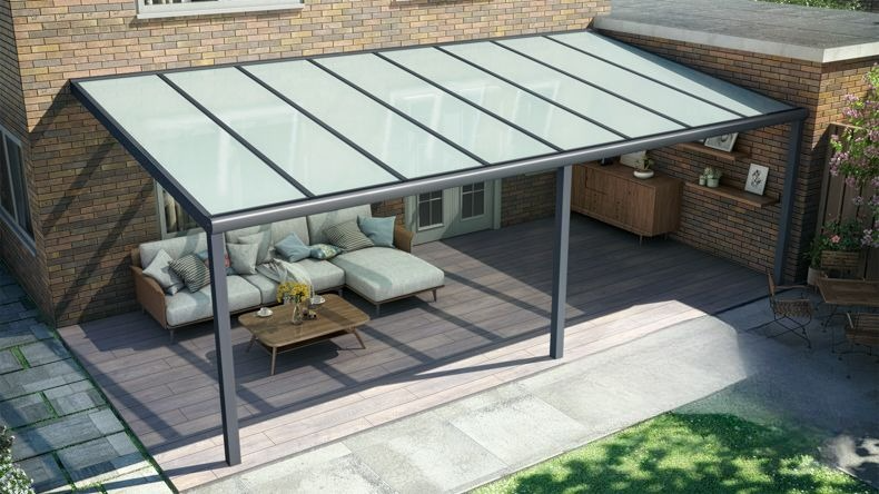 Vista dall'alto di una Veranda moderna antracite 7016, dimensioni 8,06 x 4,0 metri con tetto in vetro opale. Pergola/Gazebo elegante e resistente alle intemperie, ideale per spazi esterni raffinati e confortevoli, offre protezione UV ed è facile da montare.