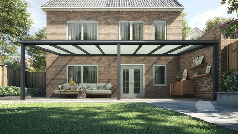 Vista Frontale di una Veranda moderna nero 9005, dimensioni 8,06 x 4,0 metri con tetto in vetro opale. Pergola/Gazebo elegante e resistente alle intemperie, ideale per spazi esterni raffinati e confortevoli, offre protezione UV ed è facile da montare.